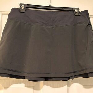 Lululemon tennis skirt women’s size 6. Super cute and easy to wear for anything